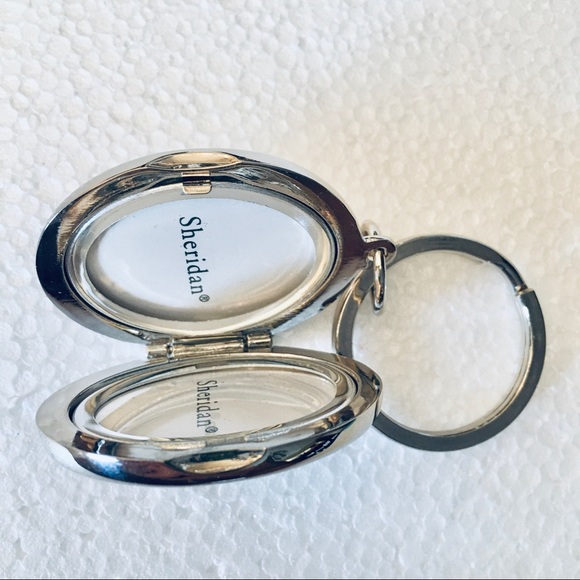 Sheridan Hinged Locket key chain in silver plate - Picture 3 of 7